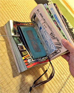 写真：コロコロコミックをくり抜いて隠した３DS